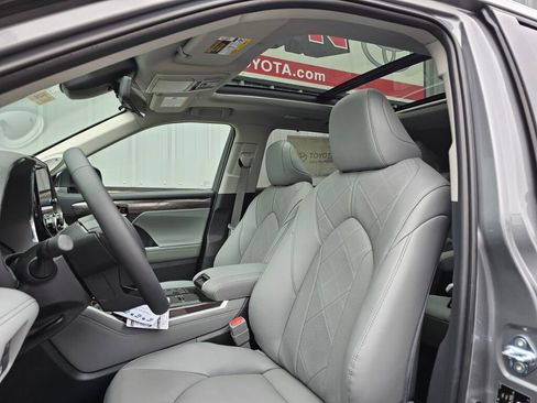 New 2026 Toyota Highlander Platinum AWD/4WD image 13