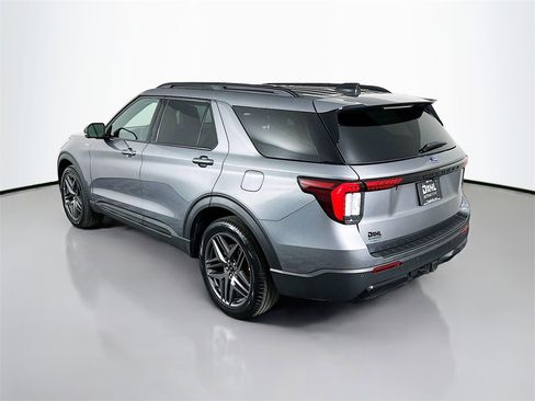 Used 2025 Ford Explorer ST-Line w/ ST-Line Street Pack image 5