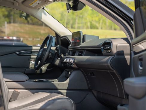 Used 2024 Honda Pilot Touring image 13