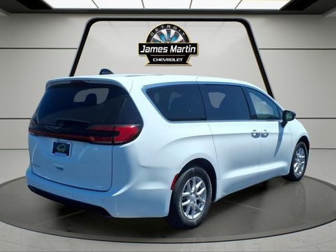 Used 2025 Chrysler Pacifica Select FWD image 4