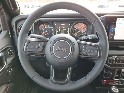 Used 2025 Jeep Wrangler Unlimited Rubicon w/ Technology Group image 17