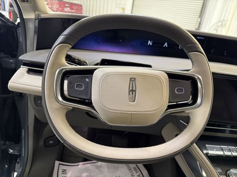Used 2025 Lincoln Nautilus Premier AWD/4WD image 13