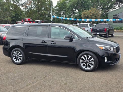 Used 2018 Kia Sedona SX image 2