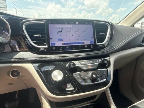 Used 2023 Chrysler Pacifica Limited FWD image 22