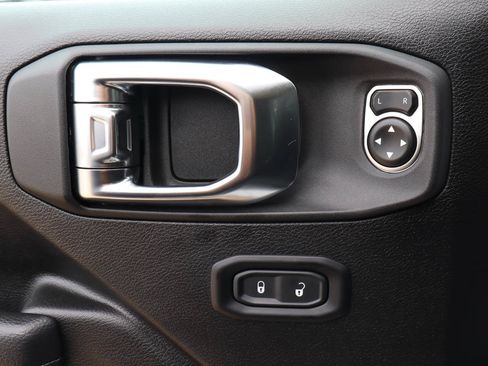 Used 2025 Jeep Wrangler Unlimited Sport AWD/4WD image 18
