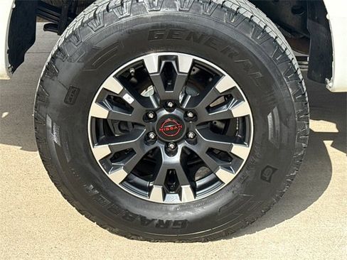 Used 2017 Nissan Titan SL image 9