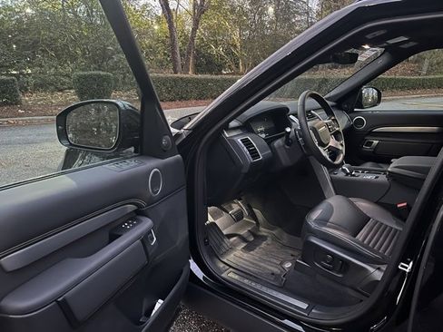 Used 2025 Land Rover Discovery Dynamic SE image 4