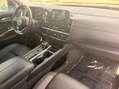 Certified 2025 Nissan Pathfinder SL FWD image 12