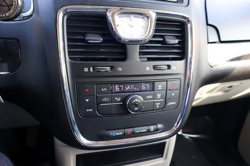 Used 2016 Chrysler Town & Country Touring FWD image 36