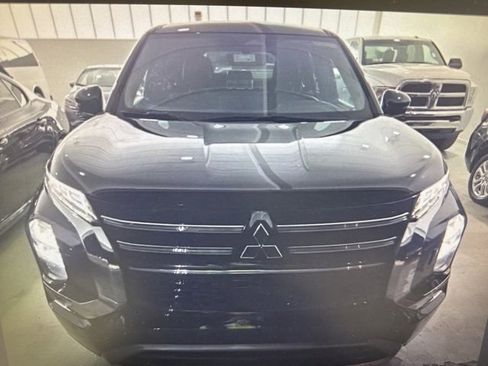 Used 2025 Mitsubishi Outlander SE image 2