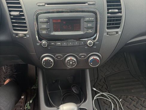 Used 2017 Kia Forte LX image 9