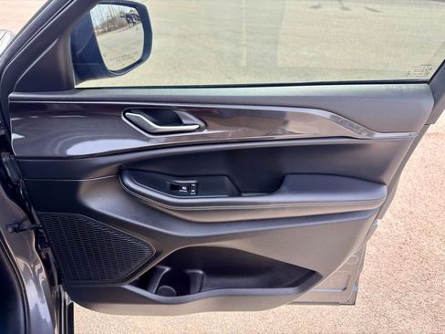 Used 2023 Jeep Grand Cherokee L Laredo image 31