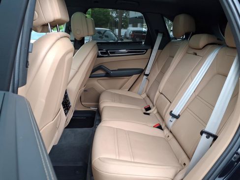 Used 2023 Porsche Cayenne Platinum Edition AWD/4WD image 18