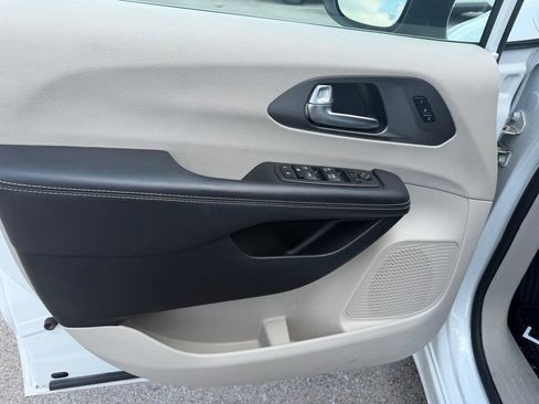 Used 2023 Chrysler Pacifica Touring-L FWD image 10