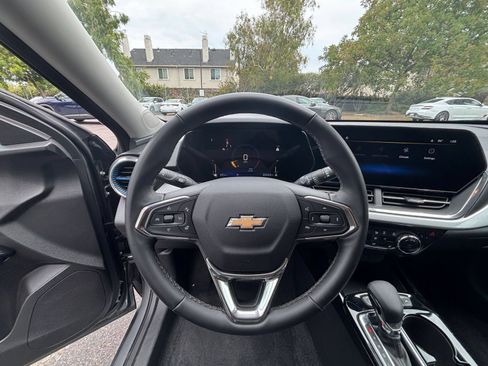 Used 2025 Chevrolet Trax LT w/ LT Convenience Package FWD image 28