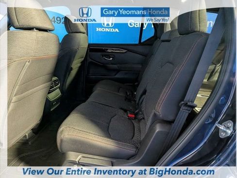 Used 2025 Honda Pilot Sport image 16