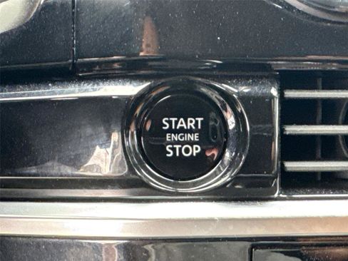 Used 2025 Nissan Pathfinder SL FWD image 31