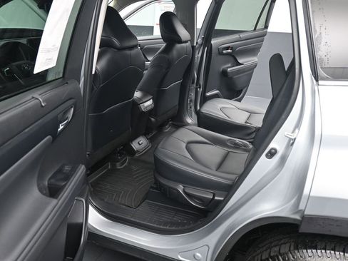 Used 2022 Toyota Highlander XLE image 19