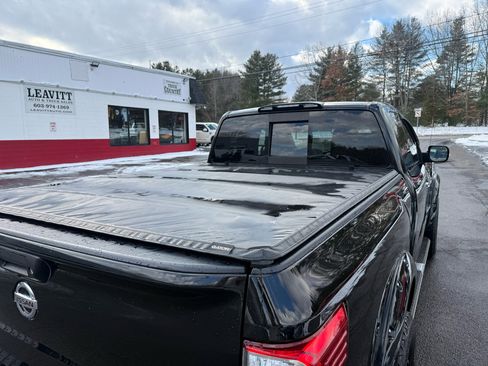 Used 2017 Nissan Titan SV image 14