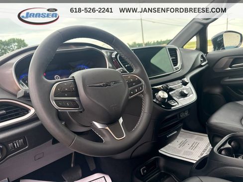 Used 2025 Chrysler Pacifica Select FWD image 13