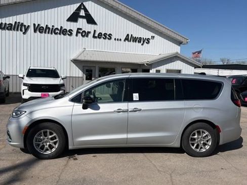 Used 2024 Chrysler Pacifica Touring-L FWD image 12