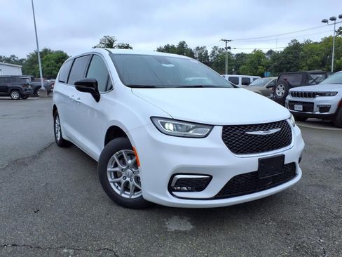 New 2026 Chrysler Pacifica Select image 2