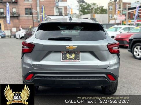 Used 2025 Chevrolet Trax LT FWD image 6