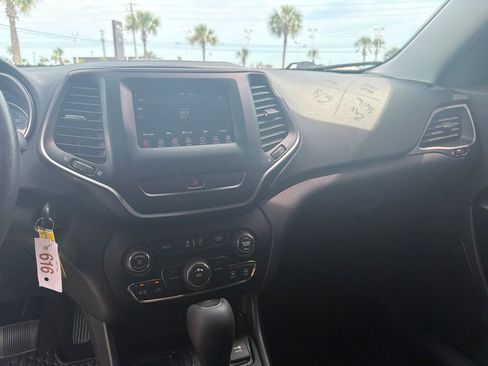 Used 2019 Jeep Cherokee Latitude w/ Popular Appearance Group FWD image 11