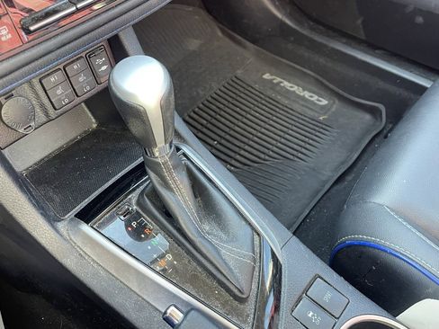 Used 2018 Toyota Corolla XSE image 6