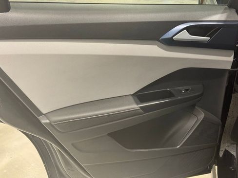 Used 2024 Volkswagen Taos SE image 25