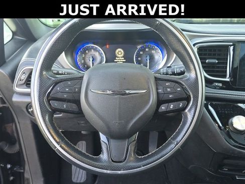 Used 2019 Chrysler Pacifica Limited w/ Advanced Safetytec Group FWD image 18
