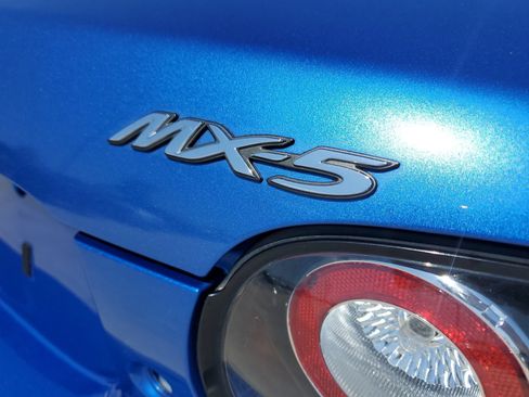 Used 2006 MAZDA MX-5 Miata Touring RWD image 23