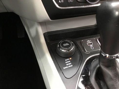 Used 2022 Jeep Cherokee Limited AWD/4WD image 27