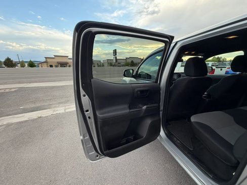 Used 2022 Toyota Tacoma TRD Off-Road AWD/4WD image 19