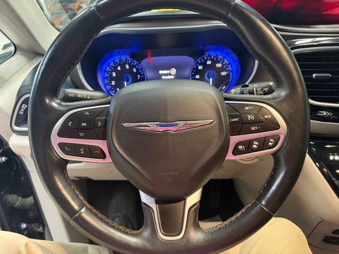 Used 2017 Chrysler Pacifica Touring-L Plus w/ Advanced Safetytec Group FWD image 34