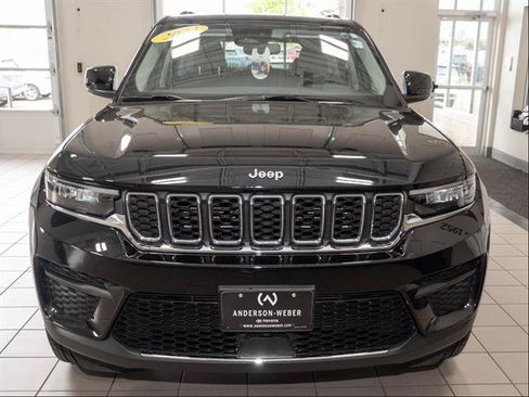 Used 2023 Jeep Grand Cherokee Laredo w/ Luxury Tech Group I AWD/4WD image 3