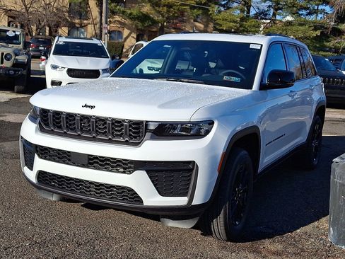 New 2026 Jeep Grand Cherokee Altitude image 3