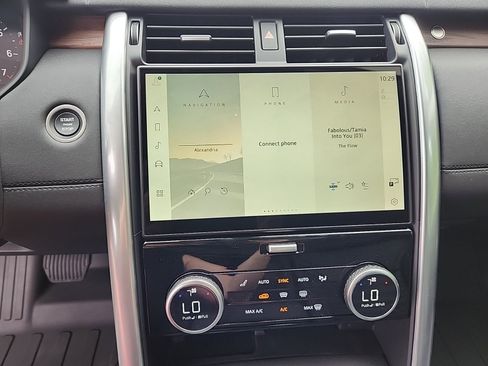 Certified 2024 Land Rover Discovery S image 17