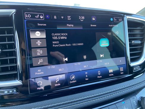 Used 2025 Chrysler Pacifica Limited FWD image 28