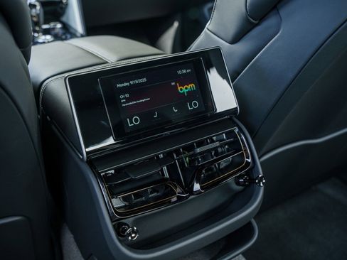 Used 2025 Bentley Flying Spur Plug-In Hybrid image 19