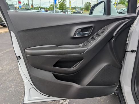 Used 2022 Chevrolet Trax LT w/ LT Convenience Package AWD/4WD image 9