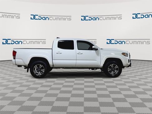 Used 2017 Toyota Tacoma TRD Sport image 9
