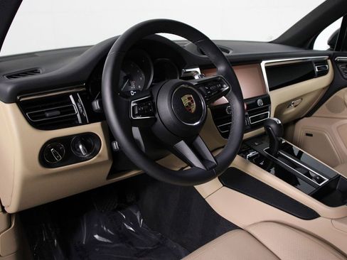Certified 2025 Porsche Macan S image 4