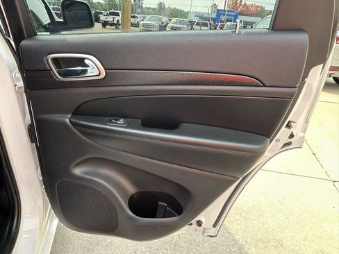 Used 2017 Jeep Grand Cherokee Altitude AWD/4WD image 15