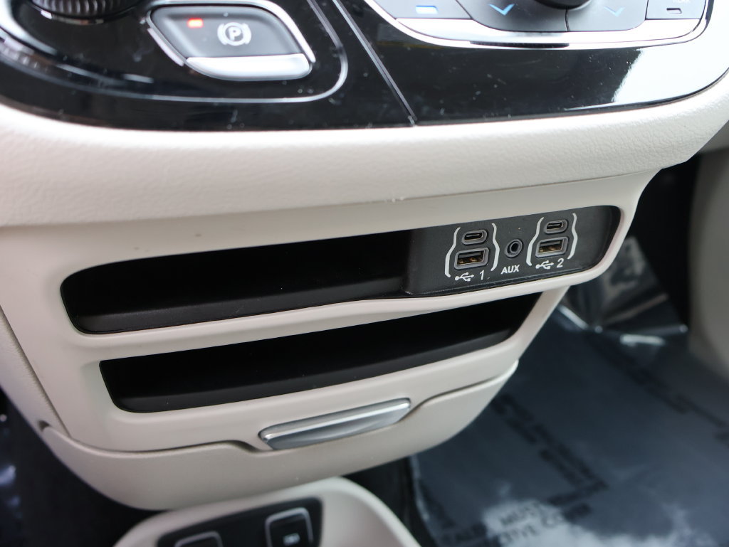Used 2021 Chrysler Pacifica Touring-L FWD image 35