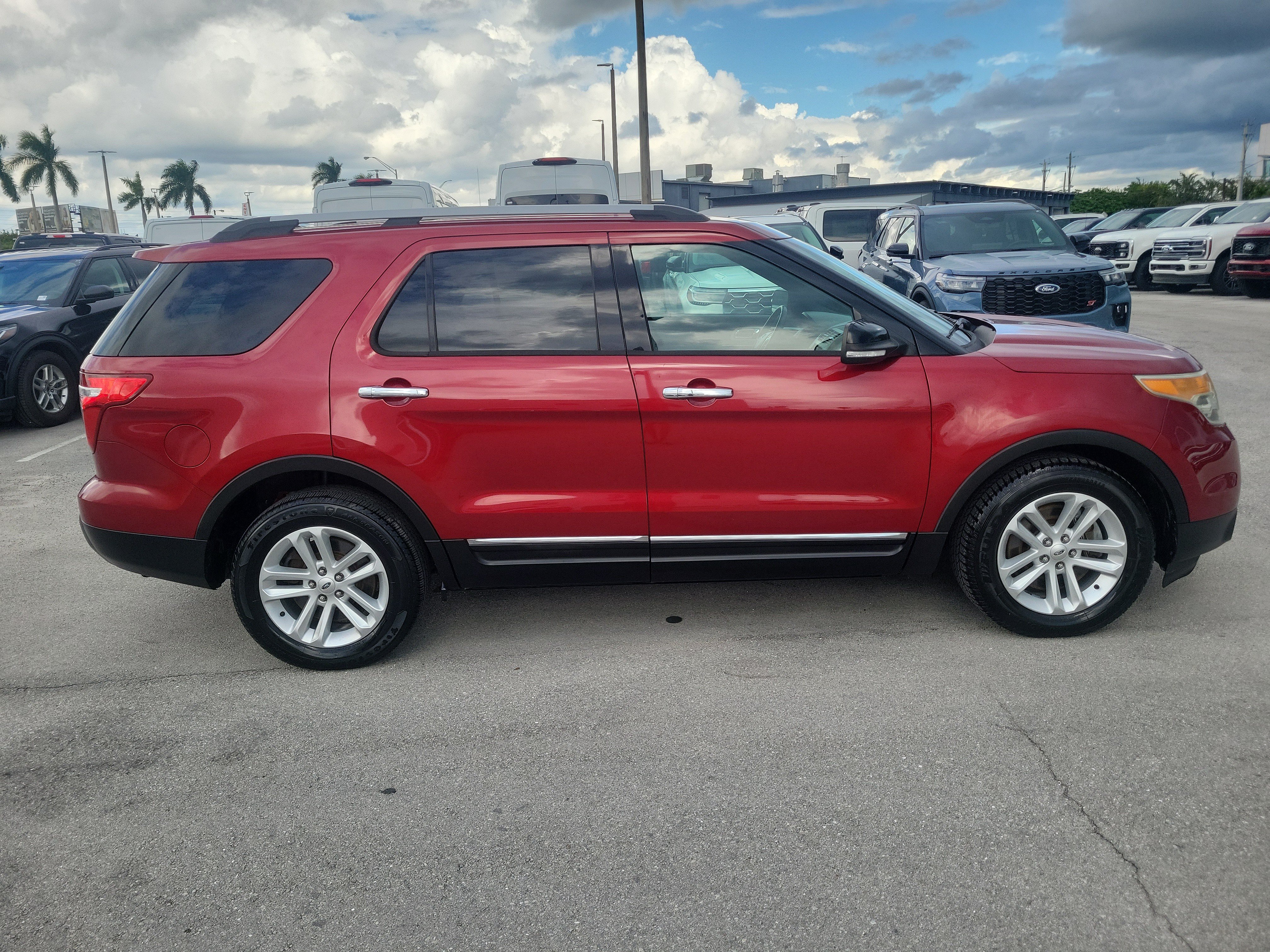 Used 2014 Ford Explorer XLT w/ Equipment Group 202A FWD image 4