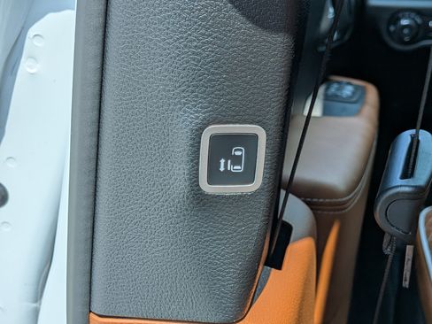 Used 2024 Chrysler Pacifica Pinnacle FWD image 17