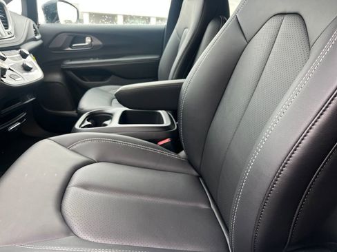 New 2026 Chrysler Pacifica Select image 21