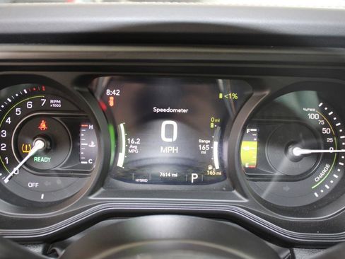 Used 2025 Jeep Wrangler Sahara image 23