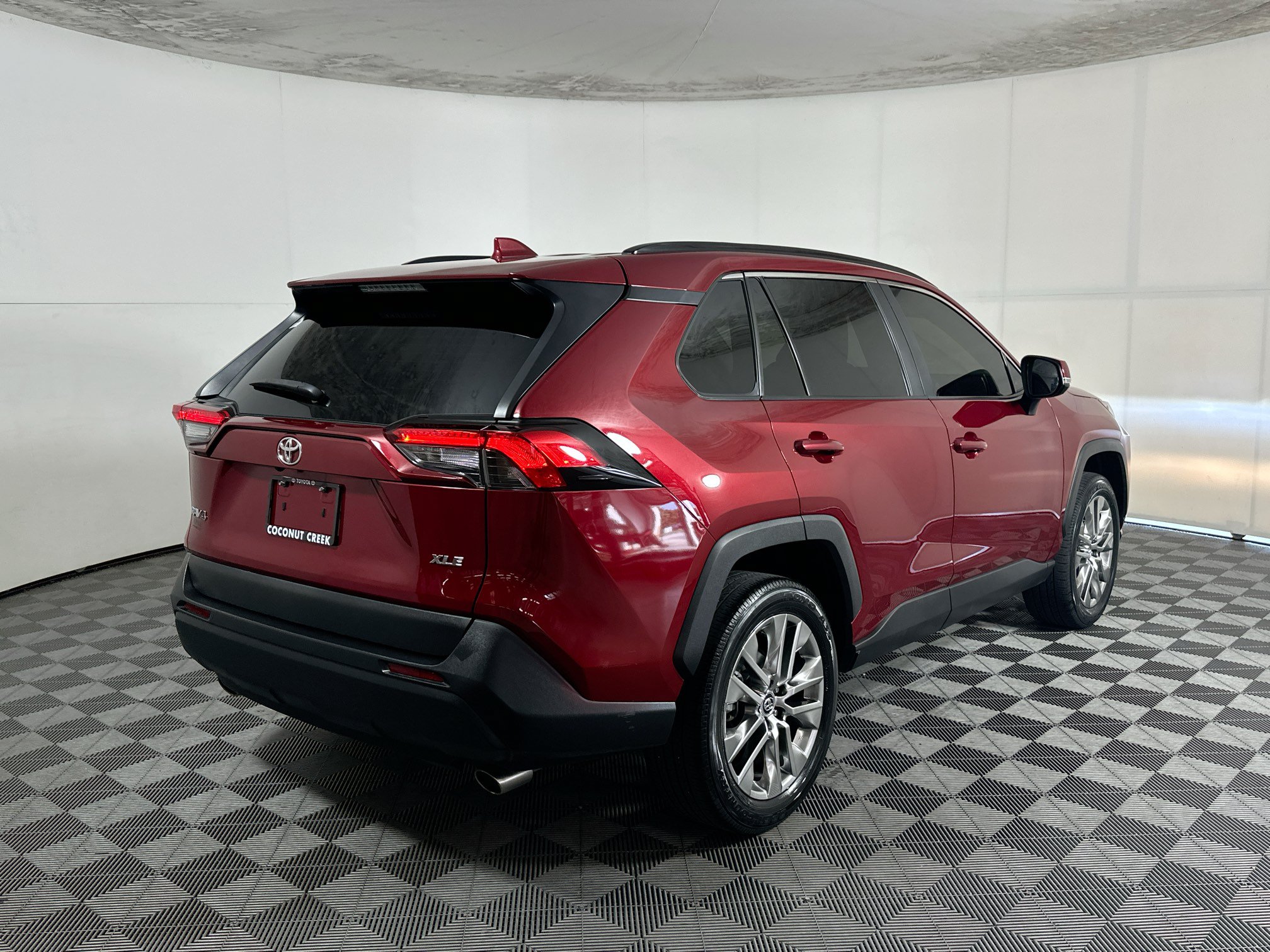 Used 2020 Toyota RAV4 XLE Premium FWD image 3